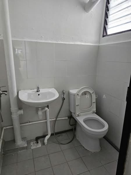 123 Bukit Merah Lane 1, 123 Bukit Merah Lane 1, 2 Bedrooms, 700 sqft, HDB Flat For Rent, by Gareth Chua, 500221932 - Bathroom - PropertyGuru.com.sg
