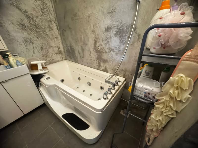 206 Boon Lay Drive, 206 Boon Lay Drive, 3 Bedrooms, 1,291 sqft, HDB Flat For Sale, by TAN POH KHIT, BILLY SUPHAKHIT, 500221957 - Bathroom - PropertyGuru.com.sg