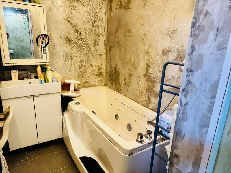 206 Boon Lay Drive, 206 Boon Lay Drive, Boon Lay / Jurong / Tuas, 3 Bedrooms, 1,291 sqft, HDB Flat For Sale, by TAN POH KHIT, BILLY SUPHAKHIT, 500221957 - Bathroom - PropertyGuru.com.sg