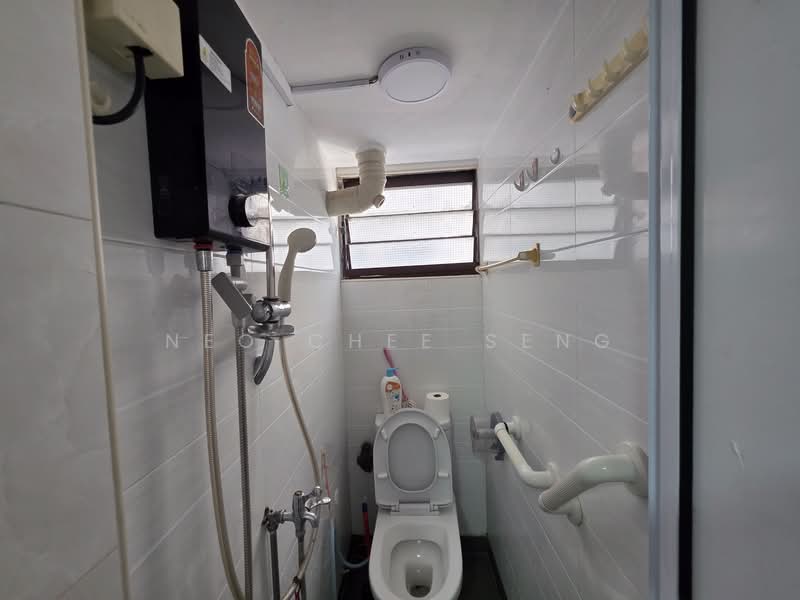 34 Upper Cross Street, 34 Upper Cross Street, 2 Bedrooms, 700 sqft, HDB Flat For Rent, by Neo Chee Seng, 500221977 - Common Bathroom - PropertyGuru.com.sg