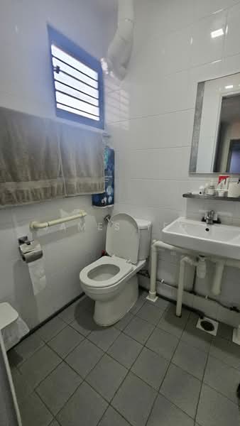 181 Ang Mo Kio Avenue 5, 181 Ang Mo Kio Avenue 5, 2 Bedrooms, 883 sqft, HDB Flat For Sale, by James Yeo, 500221995 - Bathroom - PropertyGuru.com.sg