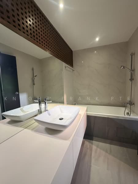 Cavenagh Fortuna, 91 Cavenagh Road, 2 Bedrooms, 1,119 sqft, Condominium For Rent, by Evelyn Chen, 500222019 - MasterBathroom with bathtub - PropertyGuru.com.sg