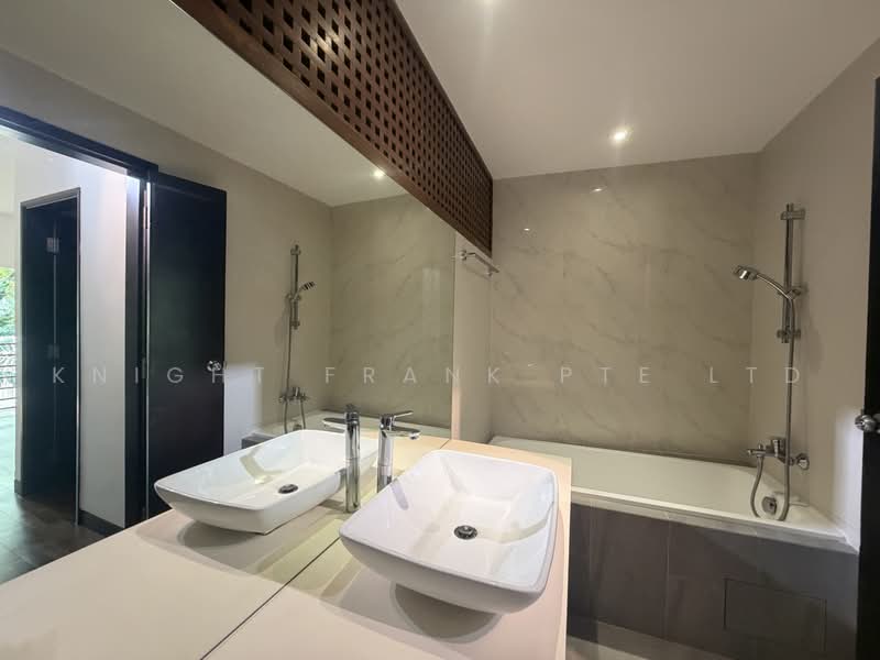 Cavenagh Fortuna, 91 Cavenagh Road, 2 Bedrooms, 1,119 sqft, Condominium For Rent, by Evelyn Chen, 500222019 - MasterBathroom with bathtub - PropertyGuru.com.sg