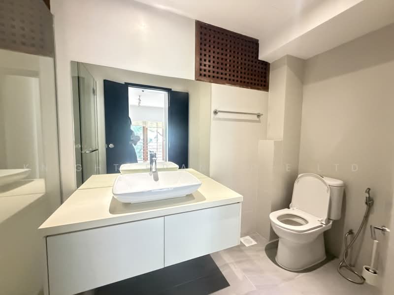 Cavenagh Fortuna, 91 Cavenagh Road, 2 Bedrooms, 1,119 sqft, Condominium For Rent, by Evelyn Chen, 500222019 - Junior Master bathroom - PropertyGuru.com.sg