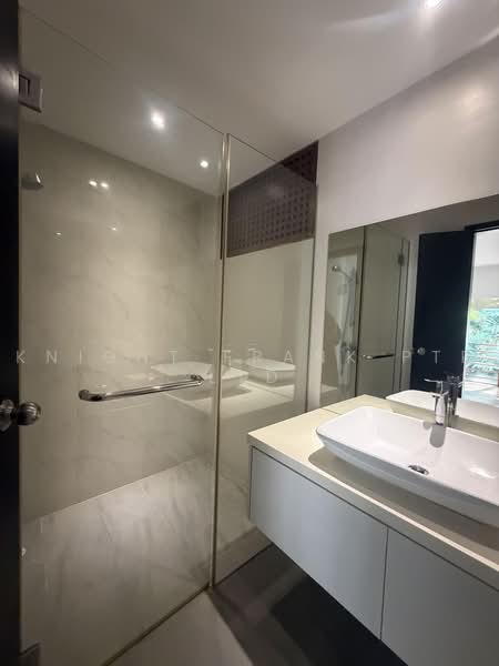 Cavenagh Fortuna, 91 Cavenagh Road, 2 Bedrooms, 1,119 sqft, Condominium For Rent, by Evelyn Chen, 500222019 - Junior Master bathroom with shower - PropertyGuru.com.sg
