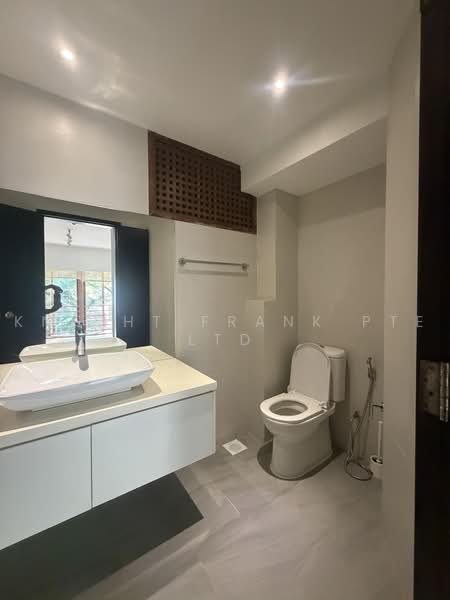 Cavenagh Fortuna, 91 Cavenagh Road, 2 Bedrooms, 1,119 sqft, Condominium For Rent, by Evelyn Chen, 500222019 - Junior Master bathroom with shower - PropertyGuru.com.sg