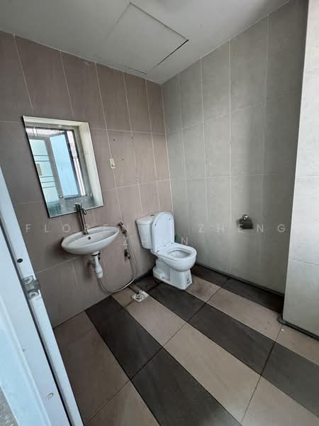 Woodlands 11, 11 Woodlands Close, 1,658 sqft, Light Industrial (B1) For Sale, by Florence Zheng Zhen, 500222033 - Bathroom - CommercialGuru.com.sg