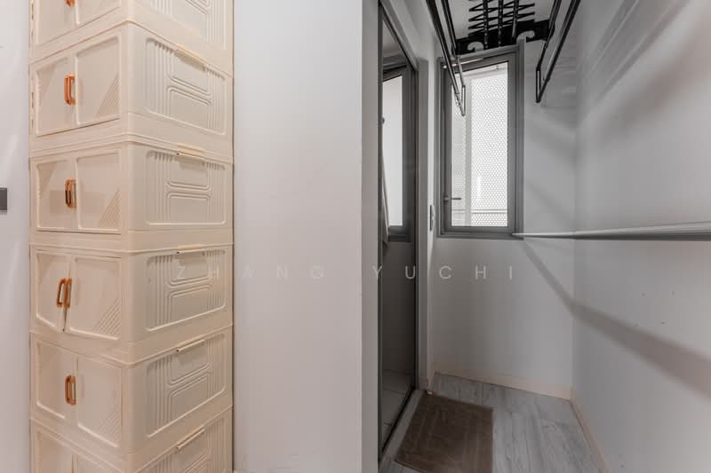 Queens Peak, 1 Dundee Road, 3 Bedrooms, 1,001 sqft, Condominium For Rent, by Zhang Yuchi, 500222061 - Store room and WC - PropertyGuru.com.sg