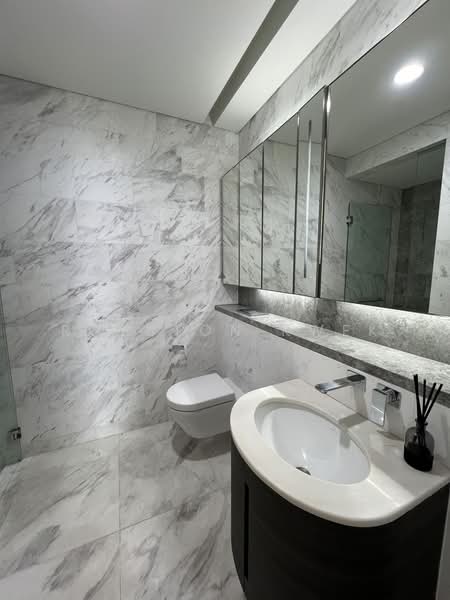 DUO Residences, 1 Fraser Street, 2 Bedrooms, 1,001 sqft, Apartment For Sale, by Royston Kwek, 500222080 - Bathroom - PropertyGuru.com.sg