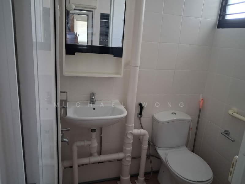 432 Ang Mo Kio Avenue 10, 432 Ang Mo Kio Avenue 10, 2 Bedrooms, 732 sqft, HDB Flat For Rent, by Michael Wong, 500222105 - Bathroom - PropertyGuru.com.sg