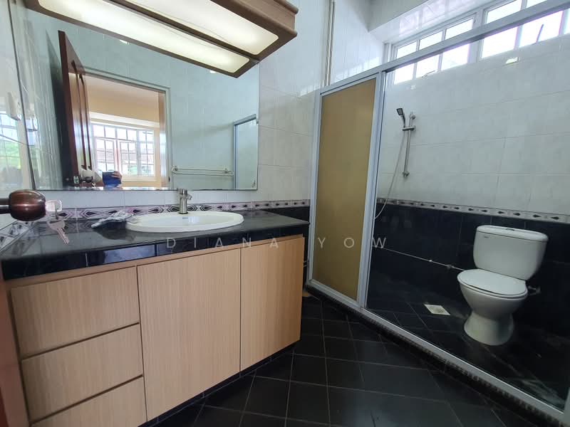 Hock Swee Hill, Begonia Terrace, 5 Bedrooms, 3,200 sqft, Semi-Detached House For Rent, by Diana Yow, 500222110 - Bathroom - PropertyGuru.com.sg