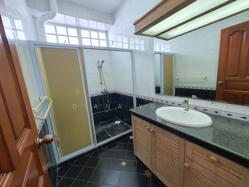 Hock Swee Hill, Begonia Terrace, 5 Bedrooms, 3,200 sqft, Semi-Detached House For Rent, by Diana Yow, 500222110 - Bathroom - PropertyGuru.com.sg