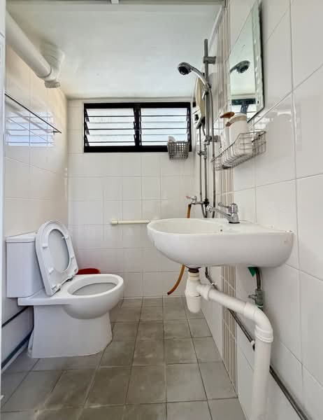 403 Pandan Gardens, 403 Pandan Gardens, Room Rental, 150 sqft, HDB Flat For Rent, by Roland Tai, 500222185 - Bathroom - PropertyGuru.com.sg