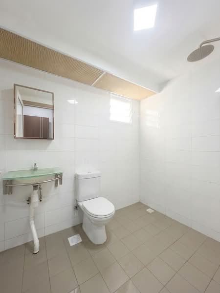 453A Bukit Batok West Avenue 6, 453A Bukit Batok West Avenue 6, 3 Bedrooms, 1,238 sqft, HDB Flat For Sale, by Zong Han, 500222351 - Bathroom - PropertyGuru.com.sg