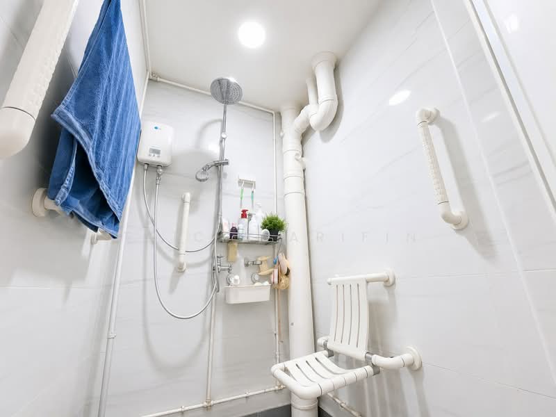 91 Lorong 3 Toa Payoh, 91 Lorong 3 Toa Payoh, 2 Bedrooms, 732 sqft, HDB Flat For Sale, by Tricia Arifin, 500222355 - Bathroom - Shower - PropertyGuru.com.sg