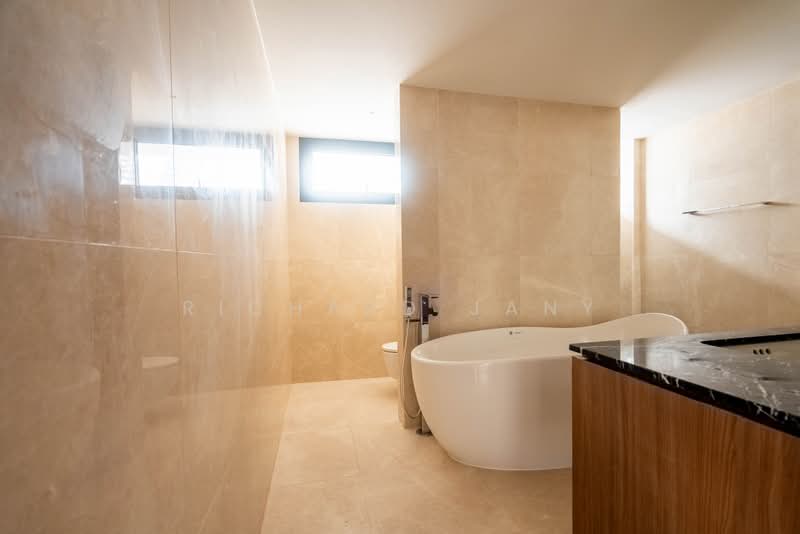 Brockhampton Drive, Brockhampton Drive, Hougang / Punggol / Sengkang, 6 Bedrooms, 7,460 sqft, Semi-Detached House For Sale, by Richard Jany, 500222414 - Bathroom - PropertyGuru.com.sg