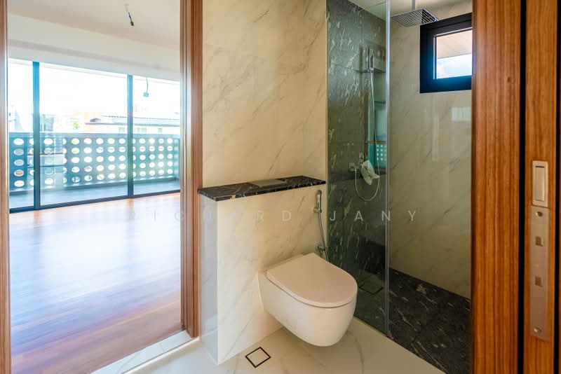Brockhampton Drive, Brockhampton Drive, Hougang / Punggol / Sengkang, 6 Bedrooms, 7,460 sqft, Semi-Detached House For Sale, by Richard Jany, 500222414 - Bathroom - PropertyGuru.com.sg