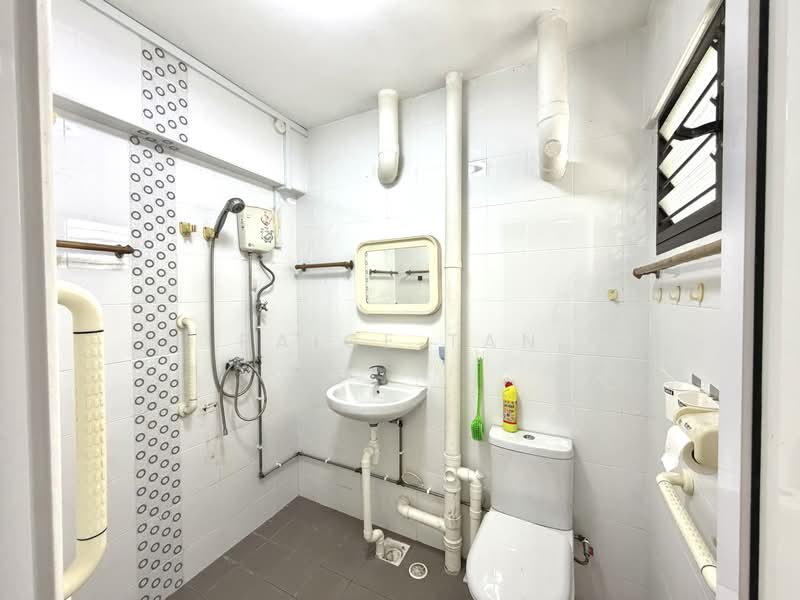 125 Geylang East Avenue 1, 125 Geylang East Avenue 1, 3 Bedrooms, 1,162 sqft, HDB Flat For Sale, by Paige Tan, 500222452 - Bathroom - PropertyGuru.com.sg