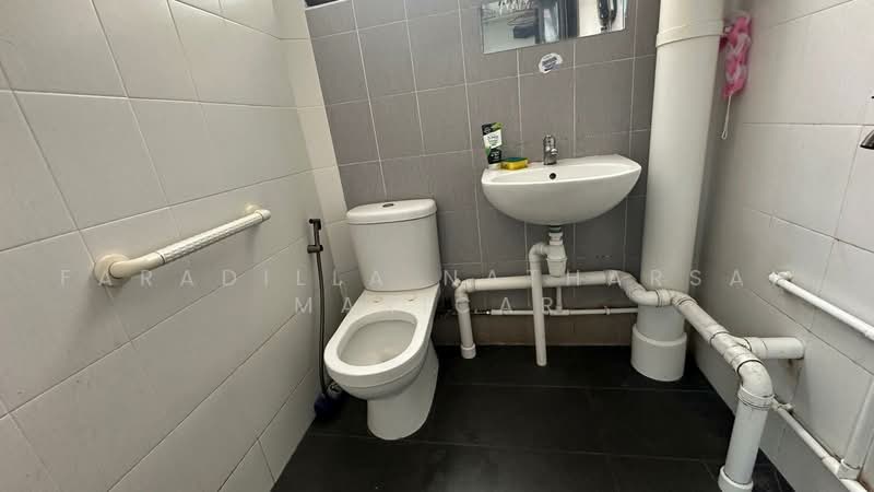 408 Bukit Batok West Avenue 4, 408 Bukit Batok West Avenue 4, 2 Bedrooms, 732 sqft, HDB Flat For Rent, by Faradilla Natharsah Maricar, 500222465 - Bathroom - PropertyGuru.com.sg