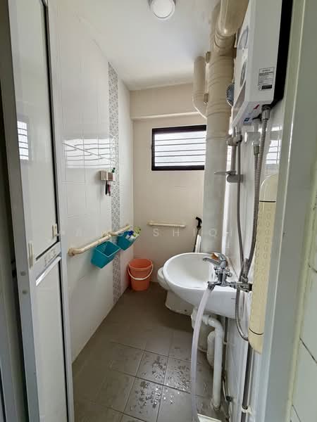 842 Woodlands Street 82, 842 Woodlands Street 82, 3 Bedrooms, 904 sqft, HDB Flat For Sale, by Ang ShiQi, 500222498 - Bathroom - PropertyGuru.com.sg