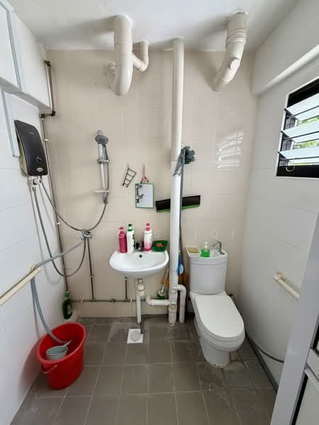 842 Woodlands Street 82, 842 Woodlands Street 82, 3 Bedrooms, 904 sqft, HDB Flat For Sale, by Ang ShiQi, 500222498 - Bathroom - PropertyGuru.com.sg