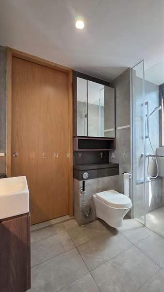 Midwood, 8 Hillview Rise, 4 Bedrooms, 1,259 sqft, Condominium For Sale, by Henry Tan, 500222505 - Common Bathroom 1 - PropertyGuru.com.sg