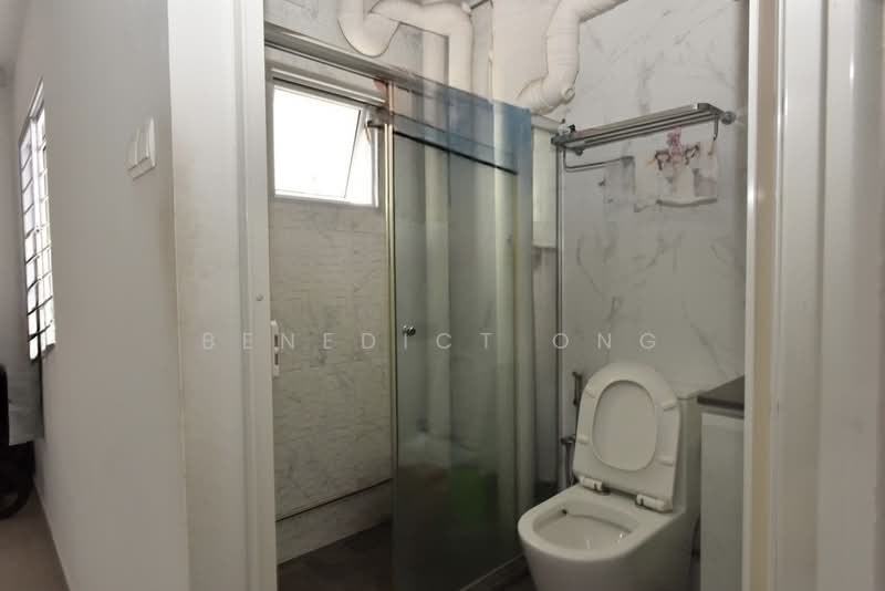 20 Jalan Membina, 20 Jalan Membina, 2 Bedrooms, 968 sqft, HDB Flat For Rent, by Benedict Ong, 500222568 - Bathroom Common - PropertyGuru.com.sg