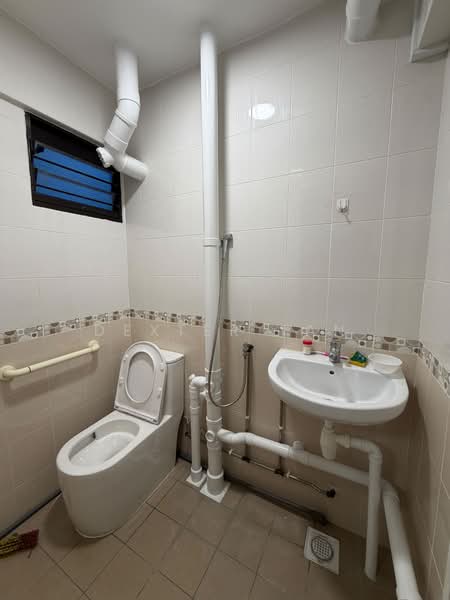 362 Clementi Avenue 2, 362 Clementi Avenue 2, 2 Bedrooms, 721 sqft, HDB Flat For Rent, by Dexter Tan, 500222571 - Bathroom - PropertyGuru.com.sg