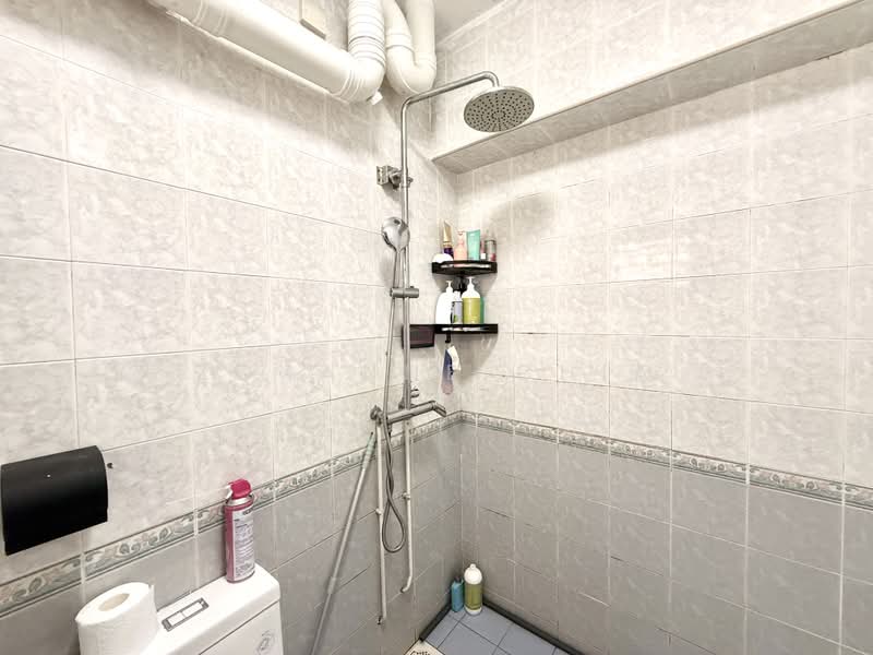 979C Buangkok Crescent, 979C Buangkok Crescent, 3 Bedrooms, 969 sqft, HDB Flat For Sale, by Zoxanne Chia, 500222641 - Bathroom - PropertyGuru.com.sg