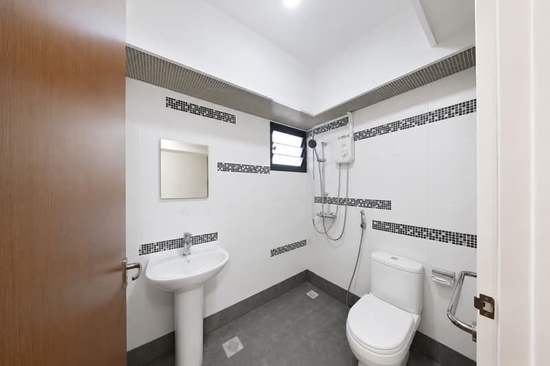 258B Punggol Field, 258B Punggol Field, 2 Bedrooms, 732 sqft, HDB Flat For Sale, by Alex Lee, 500222686 - Common Bathroom - PropertyGuru.com.sg