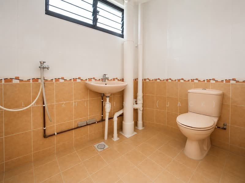 JURONG EAST, , 3 Bedrooms, 1,119 sqft, HDB Flat For Sale, by Lai Zhi Ping (Jack), 500222697 - Bathroom - PropertyGuru.com.sg