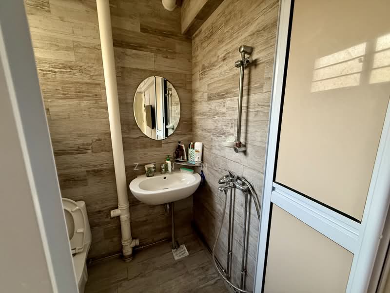 214 Tampines Street 23, 214 Tampines Street 23, 2 Bedrooms, 721 sqft, HDB Flat For Sale, by Zen Neo, 500222709 - Bathroom - PropertyGuru.com.sg