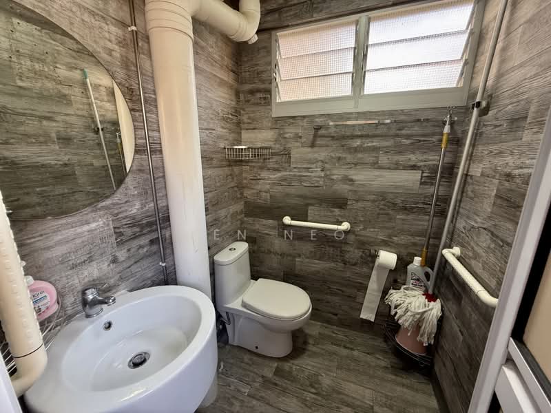 214 Tampines Street 23, 214 Tampines Street 23, 2 Bedrooms, 721 sqft, HDB Flat For Sale, by Zen Neo, 500222709 - Bathroom - PropertyGuru.com.sg