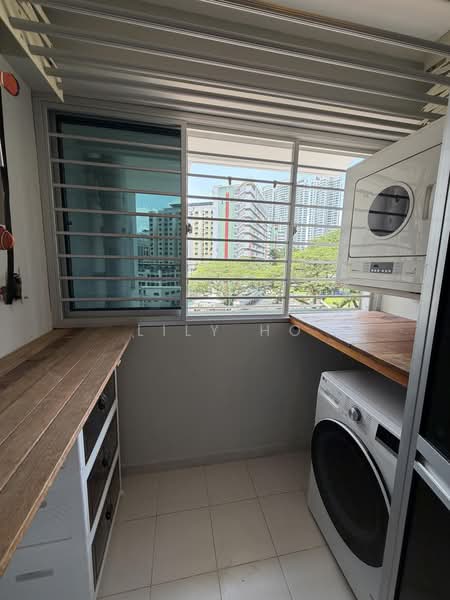 130A Lorong 1 Toa Payoh, 130A Lorong 1 Toa Payoh, 3 Bedrooms, 1,001 sqft, HDB Flat For Rent, by Lily Ho, 500222760 - Yard / Laundry area - PropertyGuru.com.sg