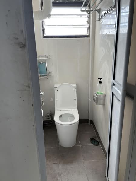 349 Tampines Street 33, 349 Tampines Street 33, 3 Bedrooms, 1,300 sqft, HDB Flat For Rent, by May Lin, 500222832 - Bathroom - PropertyGuru.com.sg
