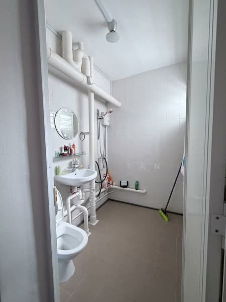 308 Jurong East Street 32, 308 Jurong East Street 32, 2 Bedrooms, 796 sqft, HDB Flat For Sale, by Alec Tan, 500222944 - Bathroom - PropertyGuru.com.sg