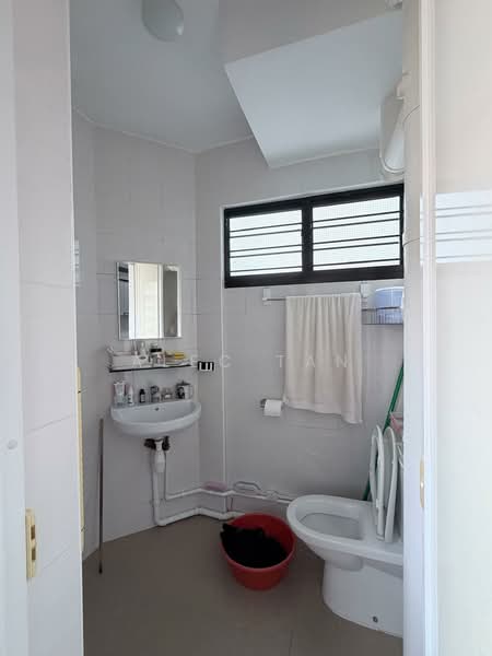308 Jurong East Street 32, 308 Jurong East Street 32, 2 Bedrooms, 796 sqft, HDB Flat For Sale, by Alec Tan, 500222944 - Bathroom - PropertyGuru.com.sg