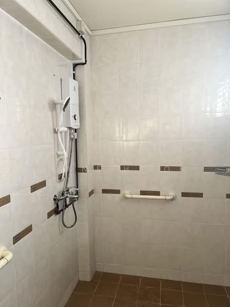 118 Marsiling Rise, 118 Marsiling Rise, 3 Bedrooms, 1,442 sqft, HDB Flat For Rent, by Kenneth Poh, 500222966 - Bathroom - PropertyGuru.com.sg