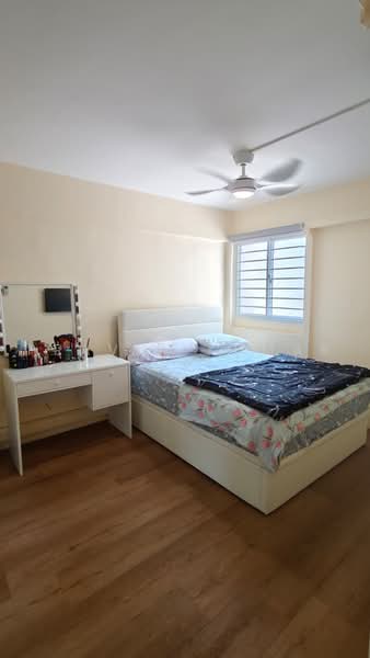 242 Hougang Street 22, 242 Hougang Street 22, 2 Bedrooms, 721 sqft, HDB Flat For Sale, by Pravin Kumar, 500222987 - Bedroom - PropertyGuru.com.sg