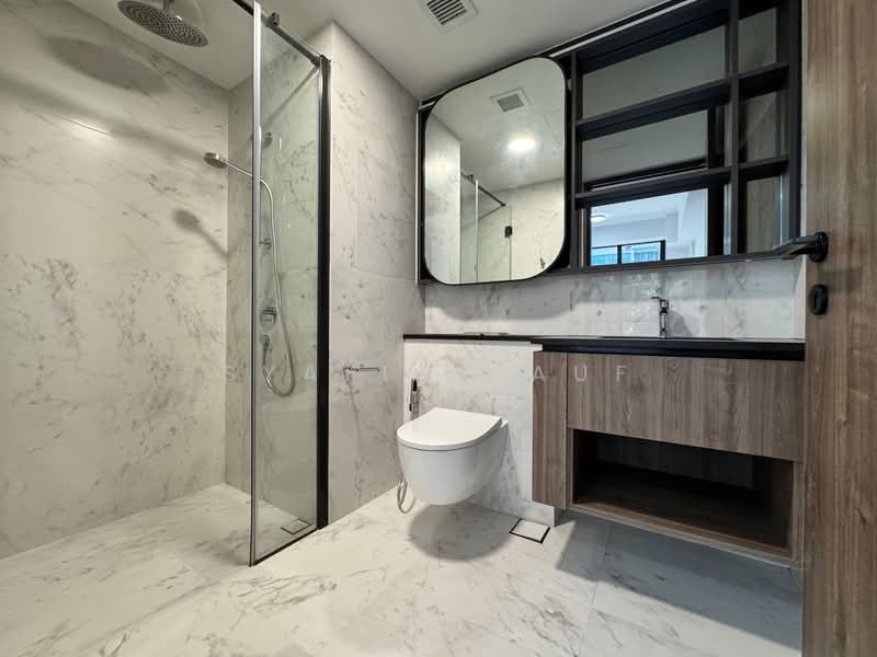 Sceneca Residence, 28 Tanah Merah Kechil Link, 3 Bedrooms, 904 sqft, Condominium For Rent, by Syafiq Rauf, 500223015 - Master Toilet - PropertyGuru.com.sg