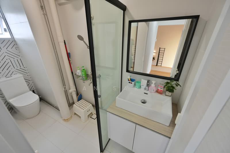 337 Jurong East Avenue 1, 337 Jurong East Avenue 1, 4 Bedrooms, 1,604 sqft, HDB Flat For Sale, by Dian Sarah, 500223062 - Bathroom - PropertyGuru.com.sg
