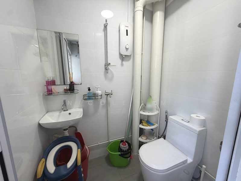 533 Hougang Avenue 6, 533 Hougang Avenue 6, 4 Bedrooms, 1,561 sqft, HDB Flat For Sale, by Nicole Lim, 500223086 - Bathroom - PropertyGuru.com.sg