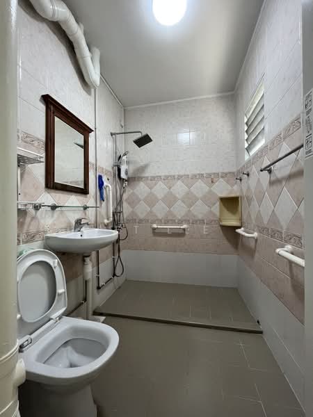 438 Tampines Street 43, 438 Tampines Street 43, 3 Bedrooms, 1,130 sqft, HDB Flat For Rent, by Jet Lee, 500223093 - Bathroom - PropertyGuru.com.sg