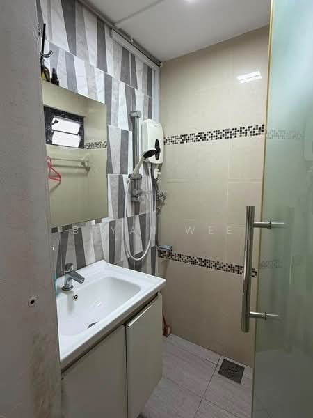 15 Marsiling Lane, 15 Marsiling Lane, 2 Bedrooms, 700 sqft, HDB Flat For Rent, by Bryan Wee, 500223110 - Bathroom - PropertyGuru.com.sg