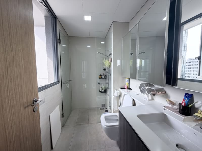 Lakeville, 1 Jurong Lake Link, 4 Bedrooms, 1,302 sqft, Condominium For Rent, by Tan Hui Shan, 500223154 - Bathroom - PropertyGuru.com.sg