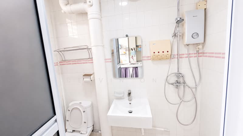 720 Jurong West Avenue 5, 720 Jurong West Avenue 5, 3 Bedrooms, 1,302 sqft, HDB Flat For Sale, by Delvin Ong, 500223159 - Bathroom - PropertyGuru.com.sg
