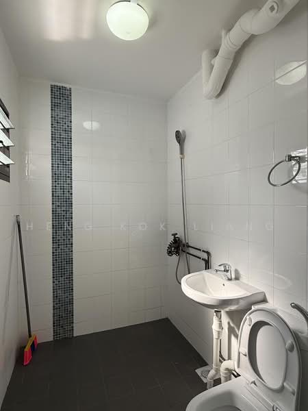 237 Tampines Street 21, 237 Tampines Street 21, 3 Bedrooms, 1,119 sqft, HDB Flat For Rent, by Heng Kok Liang, 500223169 - Bathroom - PropertyGuru.com.sg