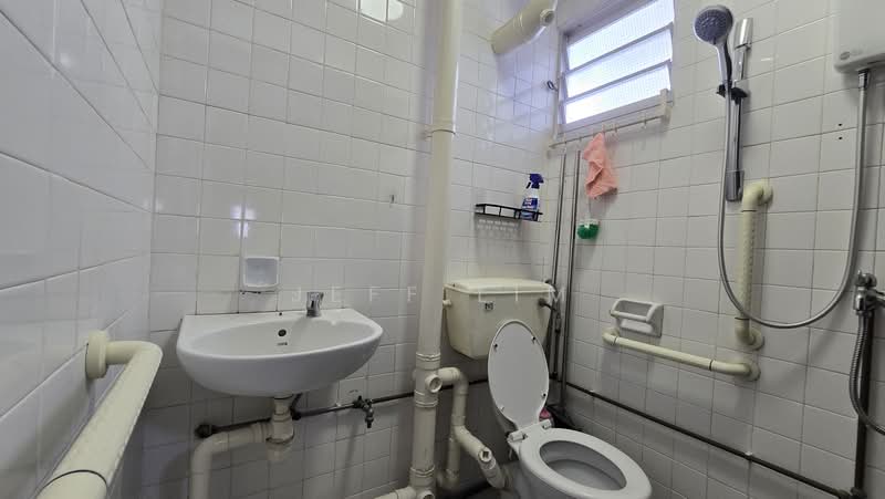 346 Ang Mo Kio Avenue 3, 346 Ang Mo Kio Avenue 3, Room Rental, 200 sqft, HDB Flat For Rent, by Jeff Lim, 500223245 - Bathroom - PropertyGuru.com.sg