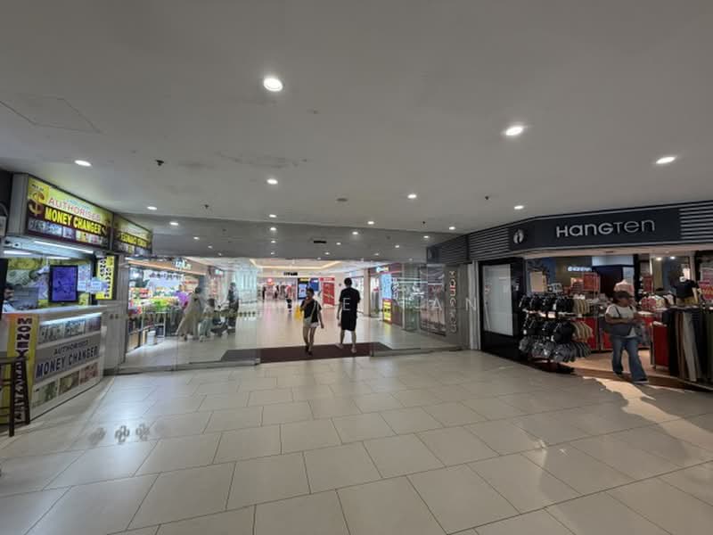 Lucky Plaza, 304 Orchard Road, Orchard / River Valley, 710 sqft, Mall Shop For Rent, by Nobie Tan, 500223266 - Interior - CommercialGuru.com.sg