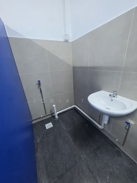 Brand new dormitory for rent with own toilet and shower facilities, , 1,200 sqft, Dormitory For Rent, by Jodia Tay, 500223269 - Bathroom - CommercialGuru.com.sg